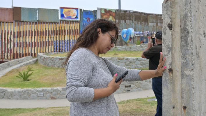 Eine Mexikanische Touristin am Teil der Berliner Mauer, das am 15. August in Tijuana Mexiko an der Grenze zur USA aufgestellt wurde. (Quelle: dpa/AA/Carlos Moreno)