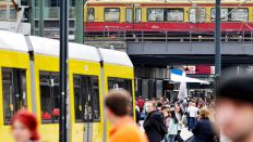 Symbolbild: Schienenverkehr und Passanten auf dem Alexanderplatz in Berlin-Mitte. (Quelle: dpa/Muhs)