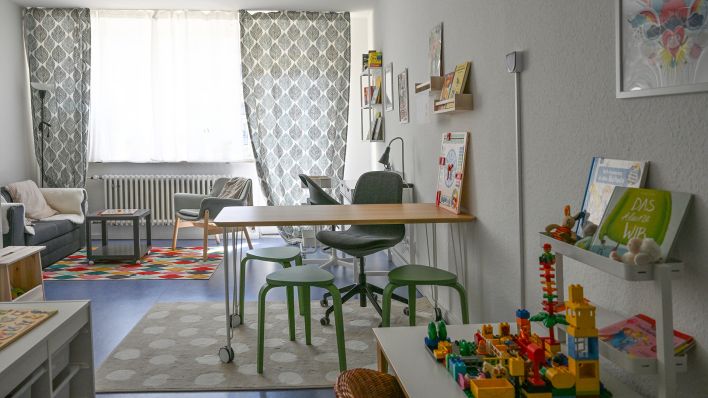Eines der Zimmer des achten Berliner Frauenhauses ist am 06.09.2023 mit Möbeln und einem Spielbereich für Mutter und Kind eingerichtet. (Quelle: dpa-Bildfunk/Soeren Stache)