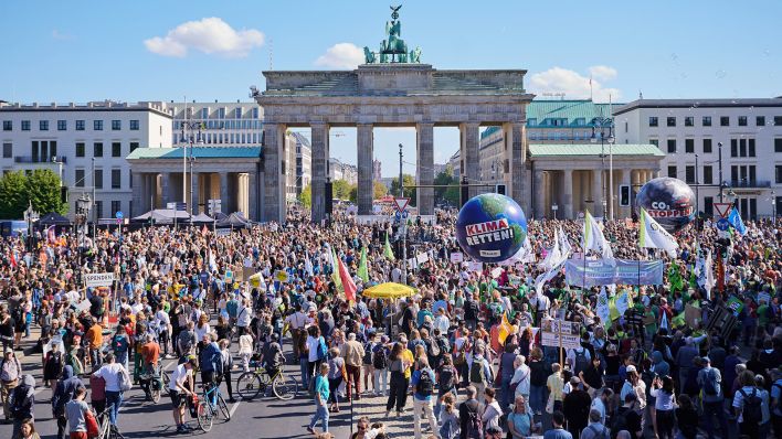 "Klima retten" steht auf einem Ballon, während am 15.09.2023 Tausende von Menschen an der Protestaktion der Klimaschutzbewegung Fridays for Future vor dem Brandenburger Tor demonstrieren. (Quelle: dpa/Annette Riedl)