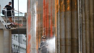 Reinigungsarbeiten nach einem Farbanschlag der "Letzten Generation" auf das Brandenburger Tor in Berlin (Quelle: dpa/Britta Pedersen)