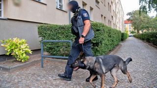 Einsatzkräfte der Polizei führen eine Razzia gegen eine Neonazi-Gruppe in Berlin-Alt-Hohenschönhausen durch (Quelle: dpa/Paul Zinken).