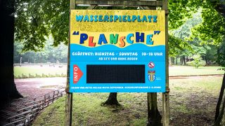 Das Eingangsschild des Wasserspielplatz "Plansche" im Plänterwald (Quelle: dpa/Fabian Sommer)