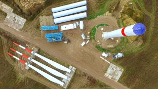 Symbolbild. Das Luftbild einer Drohne zeigt am 01.11.2016 eine Baustelle für den Neubau einer Windenergieanlage in Brandenburg. (Quelle: dpa-Zentralbild/Patrick Pleul)