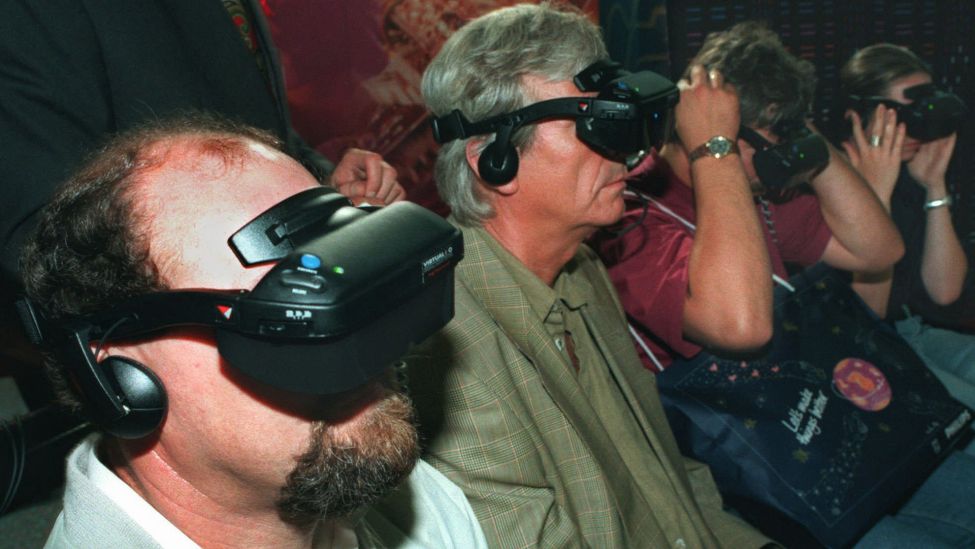 1995 werden VR Brillen auf der IFA vorgestellt. (Quelle: AP/Jockel Finck)