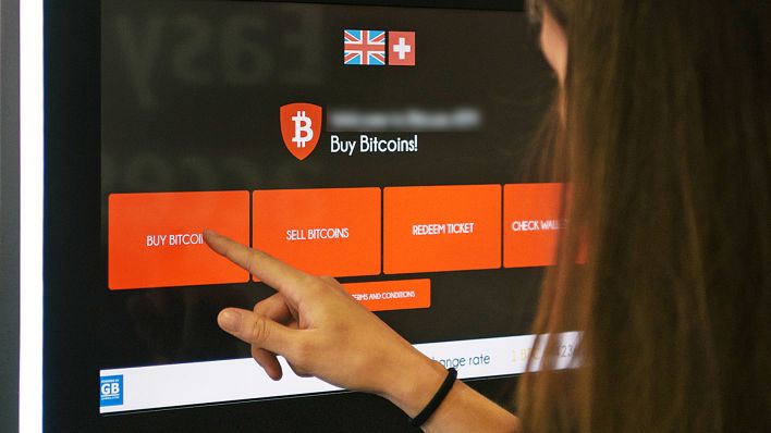 Archivbild: Eine Frau bezieht Bitcoins von einem Bitcoin-Geldautomaten der Falcon Private Bank, aufgenommen am 16. August 2017 in Zuerich. (Quelle: dpa/Christian Beutler)
