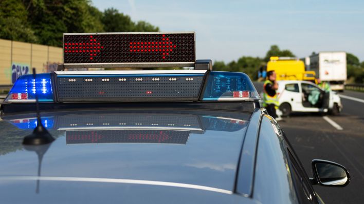 Symbolbild: Ein Einsatzfahrzeug, Streifenwagen, der Polizei steht mit Blaulicht vor einer Unfallstelle auf der Autobahn.(Quelle:picture alliance/Fotostand)