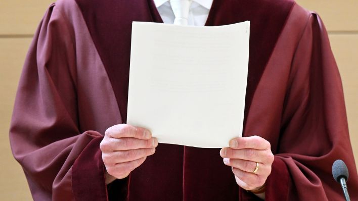 Symbolbild:Ein Richter des Bundesgerichtshofs in Karlsruhe hält ein Blatt in den Händen.(Quelle:dpa/U.Deck)