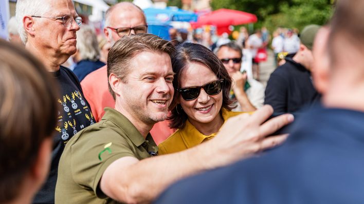 Annalena Baerbock (Bündnis 90/Die Grünen), Außenministerin, macht ein Foto mit einem Besucher beim Brandenburg-Tag am 03.09.2023.(Quelle:dpa/F.Hammerschmidt)