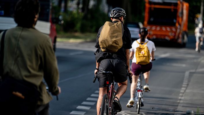 Symbolbild:Fahrradfahrer fahren auf einem Radweg in Berlin-Friedrichshain.(Quelle:dpa/F.Sommer)