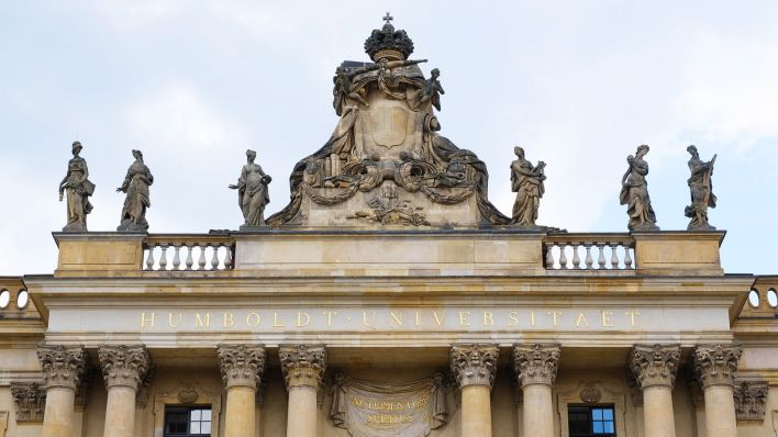 Symbolbild:Figuren am Dach der Humboldt Universitaet, Kaiser-Wilhelm-Palais.(Quelle:picture alliance/Zoonar.com/W.Wirth)