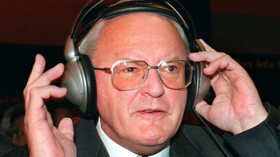 Archivbild:Bundespräsident Roman Herzog hat sich am Samstag (30.8.97) bei seinem Eröffnungsrundgang über die Internationale Funkausstellung in Berlin Kopfhörer aufgesetzt und lauscht digitalen Audioklängen.(Quelle:dpa/Peer_Grimm)