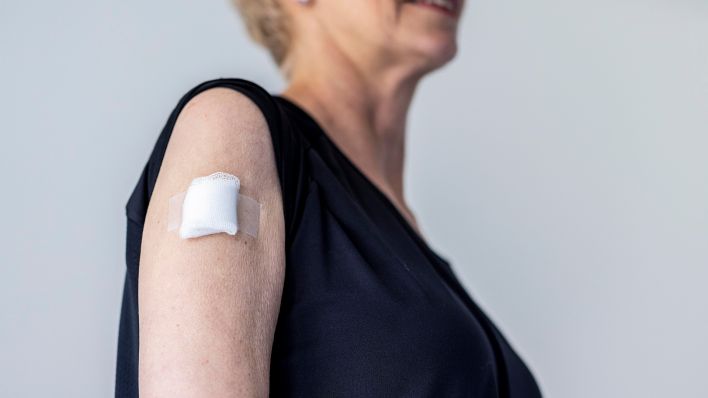 Symbolbild:Eine Frau mit Pflaster am Arm nach einer Impfung.(Quelle:picture alliance/Westend61/W.Perugini)
