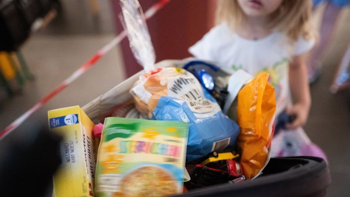 Symbolbild:Lebensmittelspenden liegen in einem Kinderwegen.(Quelle:dpa/S.Gollnow)