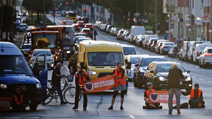 Autofahrer besprüht Klima-Aktivisten offenbar mit Reizgas