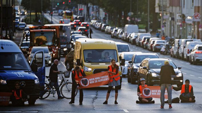 Aktivisten der Klimaschutzgruppe Letzte Generation blockieren am Spandauer Damm die Straße am 18.09.2023.(Quelle:dpa/S.Gollnow)