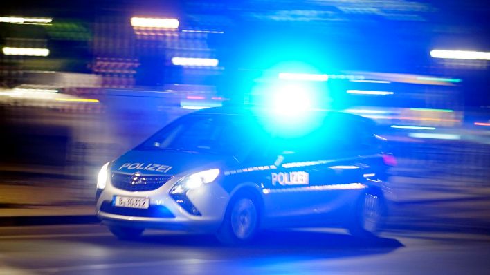 Symbolbild:Ein Polizeiauto bei einer Einsatzfahrt mit Blaulicht.(Quelle:picture alliance/Geisler-Fotopress)