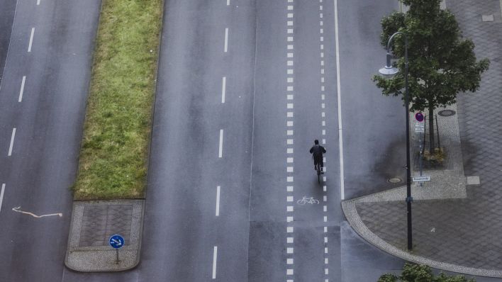 Ein einzelner Radfahrer auf der Leipziger Straße in Berlin (Quelle: Photothek/Florian Gaertner)