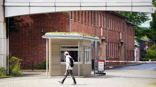 Symbolbild:Ein Mann geht am Haupteingang zum Studio Babelsberg vorbei.(Quelle:dpa/S.Stache)