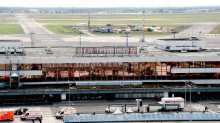 Blick auf das ehemalige Terminal 5 des Flughafen Schönefeld. Die Gemeinde hat heute zu einem Abschiedsfest geladen. Der alte Flughafen Schönefeld wird auch künftig nicht als Terminal T5 des Hauptstadtflughafens BER genutzt - diese Entscheidung fiel im November 2022. (
