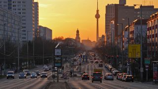 Symbolbild:Zahlreiche Autos sind am frühen Abend auf der Frankfurter Allee und der Karl-Marx-Allee unterwegs.(Quelle:picture alliance/J.Carstensen)