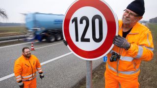 Archivbild: Straßenwärter montieren an der Autobahn A24 ein Verkehrsschild mit der Geschwindigkeitsangabe 120 Stundenkilometer. (Quelle: dpa/J. Büttner)