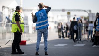 Symbolbild: Personal am ehem. Flughafen Tegel TXL koordiniert die Ankunft von Geflüchteten (Quelle: dpa)