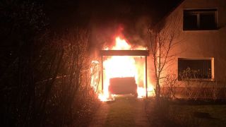 Ein brennendes Fahrzeug steht in Berlin-Neukölln in der Garage von Linken-Politiker Ferat Kocak. (Quelle: dpa/Ferat Kocak)