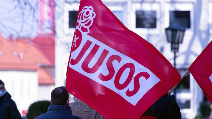 Eine Jusos, Jungsozialisten Fahne der Jugendorganisation mit Schriftzug und Logo (Quelle: dpa)