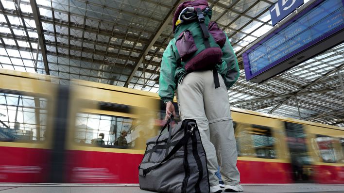Ein Reisender im Berliner Hauptbahnhof (Quelle: dpa/Michael Sohn)