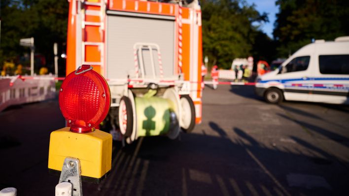 Symbolbild: Fahrzeuge vom Feuerwehr und Polizei stehen an der Ausfahrt an einer Autobahn. (Quelle: dpa/Annette Riedl)