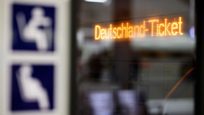 "Deutschland-Ticket" steht auf dem Display eines Nahverkehrszuges. (Quelle: dpa/Bernd von Jutrczenka)