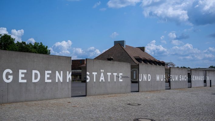 Blick auf den Eingang zur Gedenkstätte und Museum Sachsenhausen auf dem Gelände des ehemaligen Konzentrationslagers Sachsenhausen. (Quelle: dpa/Monika Skolimowska)