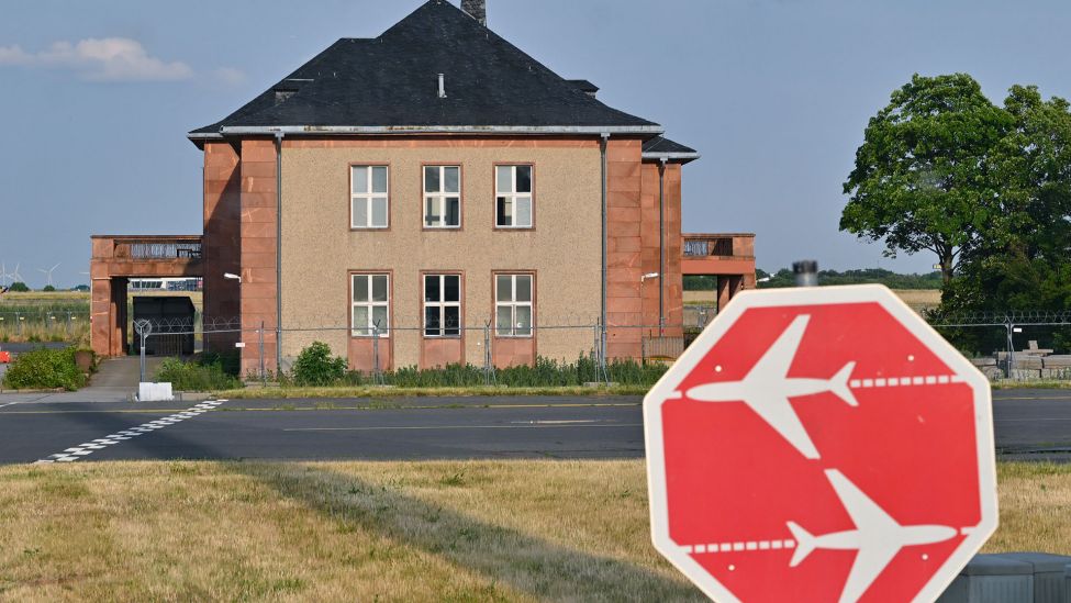 Das ehemalige Generalshotel am früheren Flughafen Schönefeld, dem heutigen Flughafen Berlin Brandenburg (BER). (Quelle: dpa/Patrick Pleul)