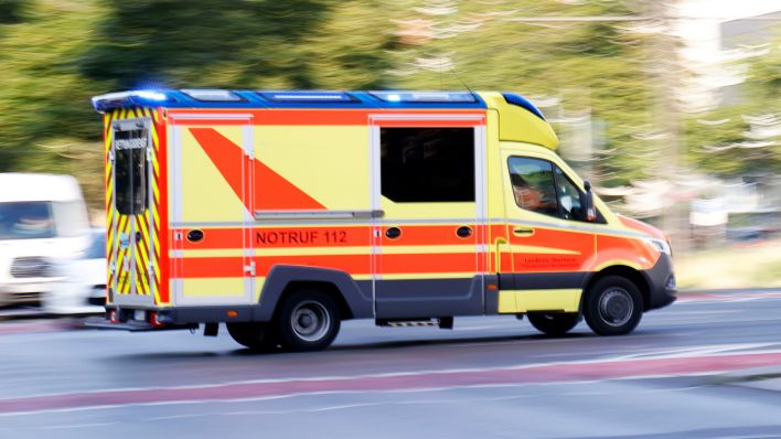 Rettungswagen (RTW) mit Blaulicht und Sondersignalen. (Quelle: dpa/Sebastian Gabsch)