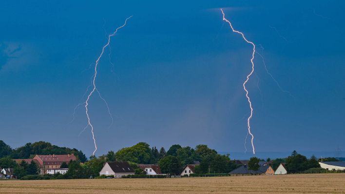 Blitze eines Gewitters leuchten am Abendhimmel über der Landschaft im Osten des Landes Brandenburg. (Quelle: dpa/Patrick Pleul)