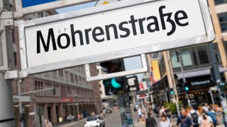 Schild, Mohrenstraße hier scherzhaft in Möhrenstraße umbenannt (Quelle: dpa)