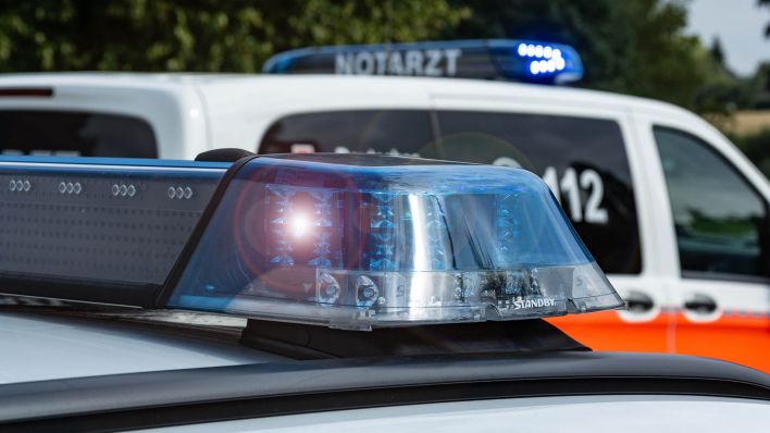 Ein Einsatzfahrzeug, Streifenwagen, der Polizei steht mit Blaulicht (Quelle: dpa/Gelhot)