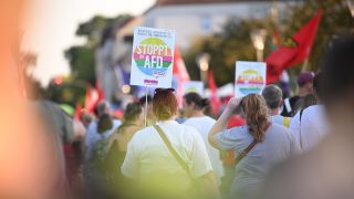 Menschen demonstrieren vor dem Auftritt des Thüringer AfD-Fraktionschefs Höcke vor dem Oranienburger Schloss. (Quelle: dpa/Britta Pedersen)