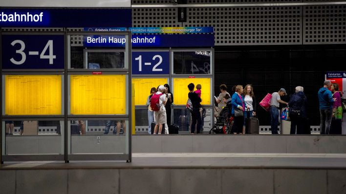 Reisende stehen auf einem Bahnsteig im Hauptbahnhof Berlin. (Quelle: dpa)