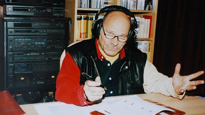 Das undatierte Handout zeigt den Berliner Liedtexter Dieter Schneider in seiner Wohnung im Berliner Stadtteil Weißensee. (Quelle: dpa/Manfred Gössinger)