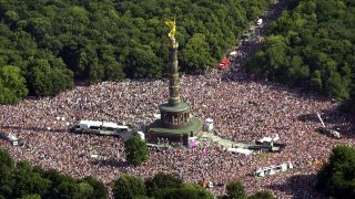 Die Siegessäule ist am 21.7.2001 bei der 13. Love Parade in Berlin Mittelpunkt einer riesigen Party. (Quelle: dpa/Henrik Pohl)