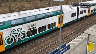 Der Regionalexpress RE1 der Ostdeutschen Eisenbahn GmbH (ODEG) hält am Bahnhof Fangschleuse auf seiner Fahrt in Richtung Frankfurt (Oder). (Quelle: dpa/Patrick Pleul)