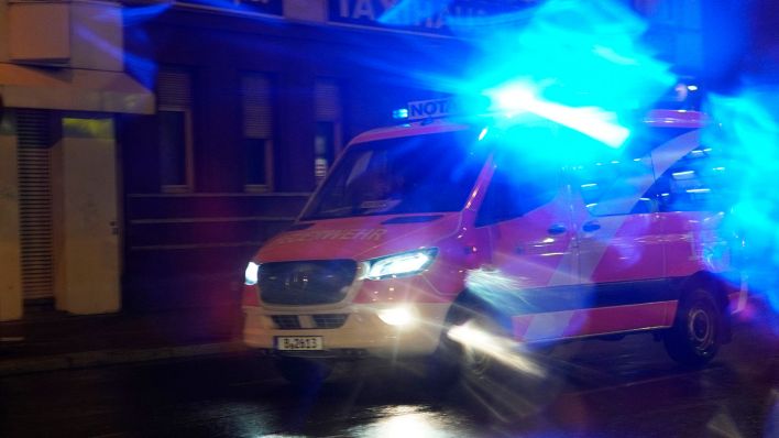 Einsatzwagen der Feuerwehr mit Blaulicht bei Dunkelheit (Bild: dpa/Thomas Bartilla/Geisler-Fotopress)
