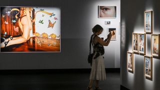 Erste Fotos einer Ausstellung sind in den Räumlichkeiten im Ausstellungshaus Fotografiska in der Oranienburger Straße zu sehen. (Quelle: dpa/J. Kalaene)