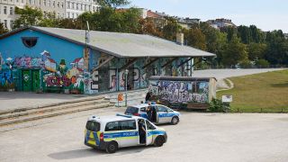 Symbolbild: Polizeikräfte stehen mit zwei Fahrzeugen im Görlitzer Park. (Quelle: dpa/J. Carstensen)
