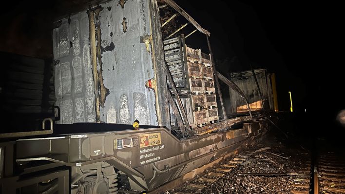 Archivbild: Beschädigte Waggons eines Güterzugs stehen nach einem Brand auf den Gleisen. (Quelle: dpa/Feuerwehr Wunstorf)