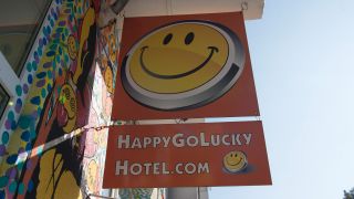 Archivbild: Eingangsschild - Kunstvoll bemalt ist in Berlin das Hotel «Happy Go Lucky» am Stuttgarter Platz. (Quelle: dpa/P. Zinken)