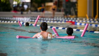 Symbolbild: Schülerinnen und Schüler nehmen an einem Schwimm-Intensivkurs vom Landessportbund Berlin und der Sportjugend Berlin im Kombibad Gropiusstadt teil. (Quelle: dpa/J. Kalaene)