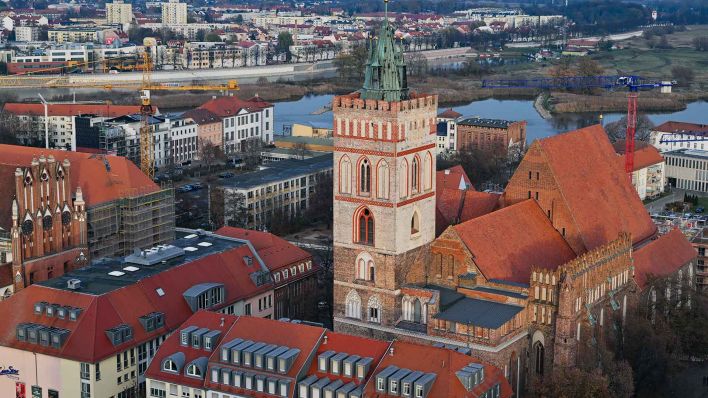 Archivbild: Blick auf das Stadtzentrum von Frankfurt (Oder) mit der St. Marienkirche. (Quelle: dpa/P. Pleul)